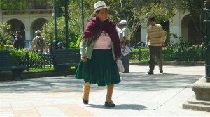 Chola en el parque Abdón Calderón - Cuenca, Ecuador (Foto: éste es nuestro mundo)