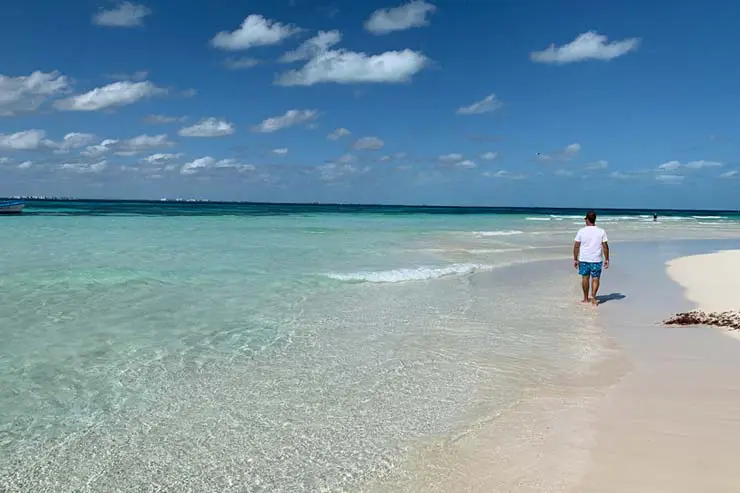 Isla Mujeres, Cancún: Rafa caminha na imensidão do mar esverdeado e tranquilo da Playa Norte (Foto: Esse Mundo é Nosso)