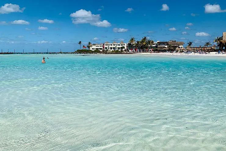 Em Isla Mujeres, Cancún, o mar calmo e esverdeado da Playa Norte (Foto: Esse Mundo é Nosso)
