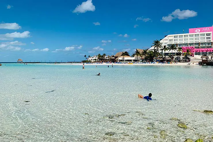 Criança se diverte no mar calmo, transparente e raso da Playa Norte (Foto: Esse Mundo é Nosso)