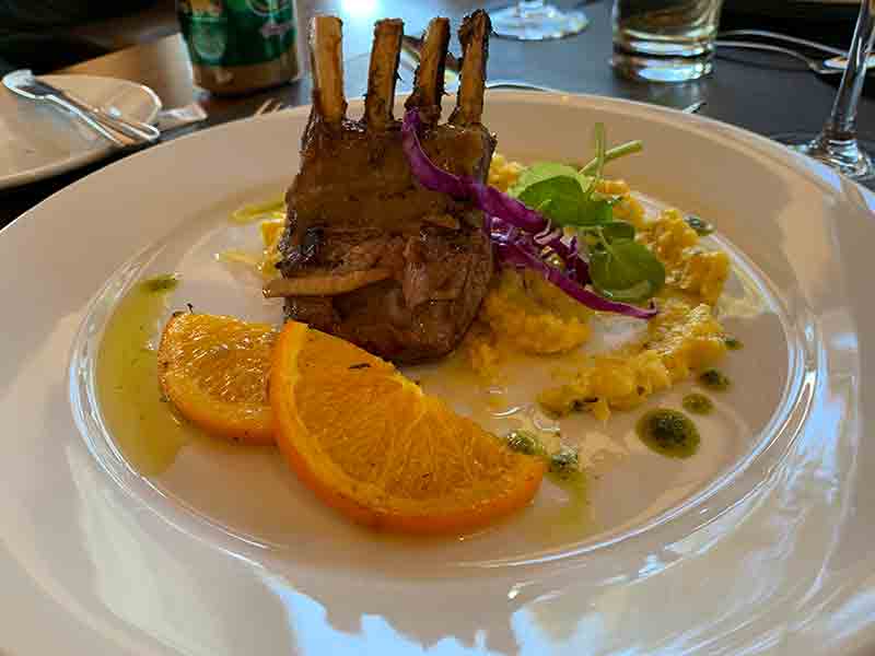 Cordeiro com laranja no restaurante do hotel em Corralco, no Chile