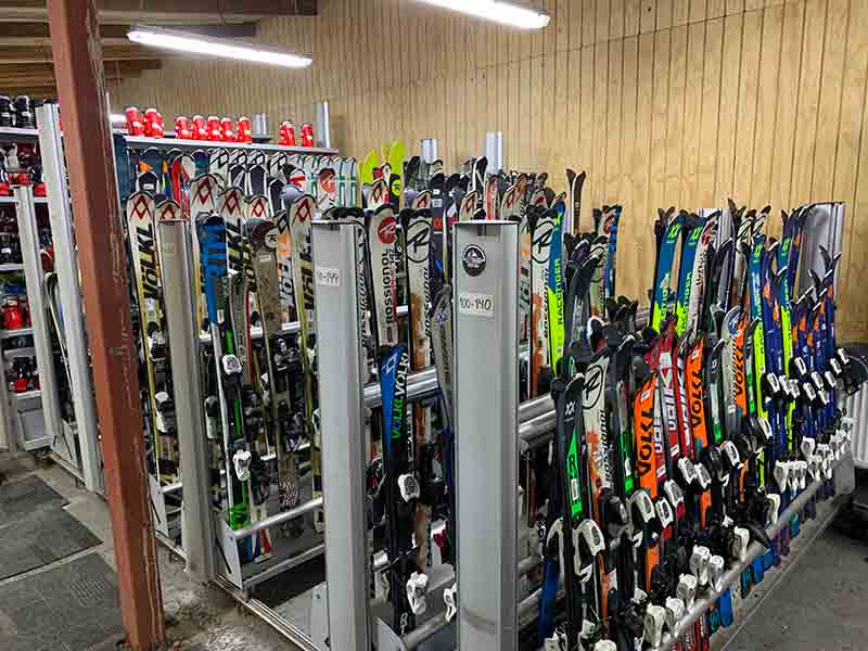 Equipamentos de ski e snowboard para aluguar em Corralco