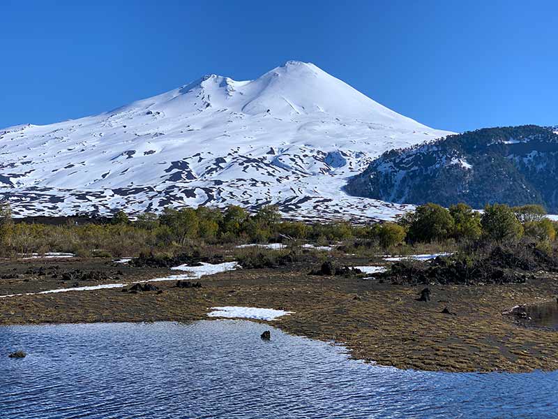 Vulcão Llaima e Laguna Verde no Parque Nacional de Conguillio em dia de céu azul