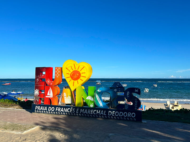 Letreiro colorido da Praia do Francês em frente ao mar