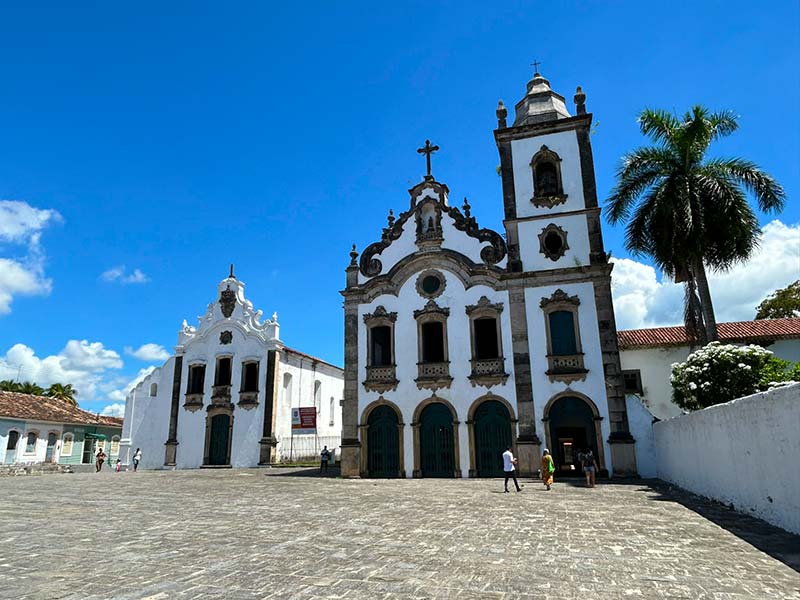 Igreja de Santa Maria Madalena, em Marechal Deodoro, em dia de céu azul
