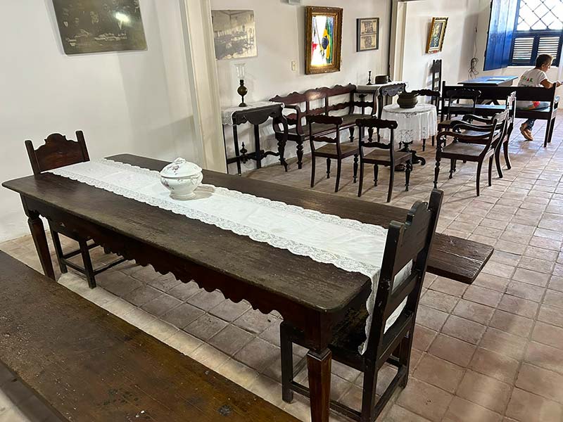 Mesa de madeira com algumas cadeiras na casa em que Marechal Deodoro nasceu em Alagoas
