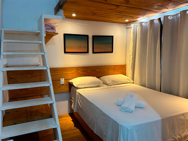 Quarto da Algas Marinhas com cama de casal e escada para segundo piso