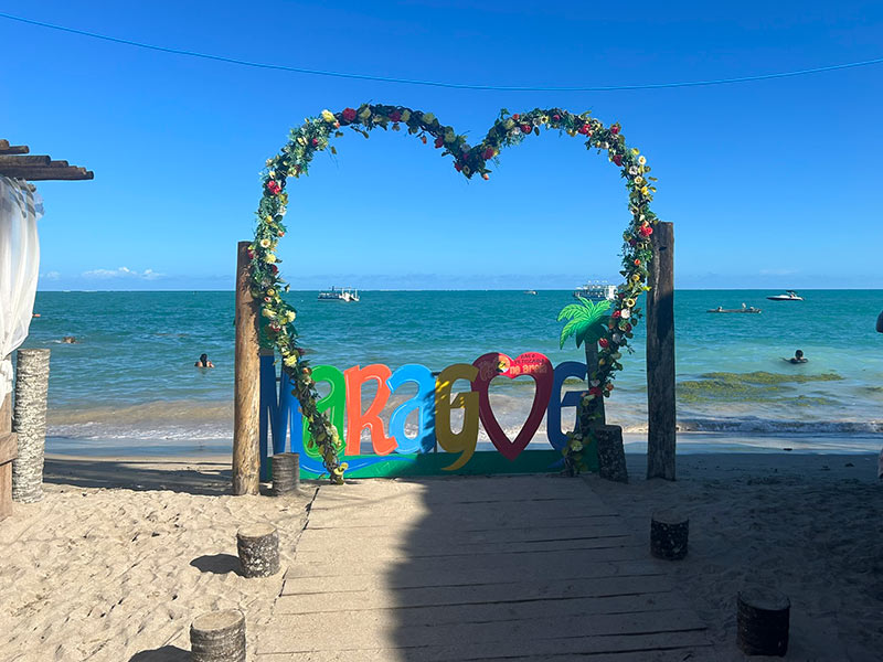 Coração com letreiro de Maragogi na praia de Barra Grande