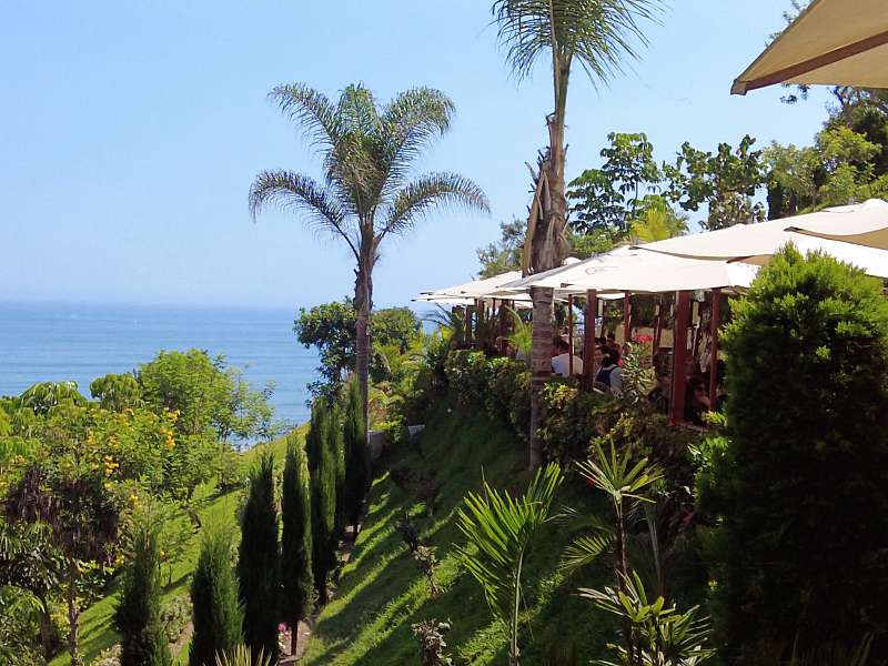 Vista do Restaurante Javier em Barranco em frente ao mar em dia de céu azul no Peru