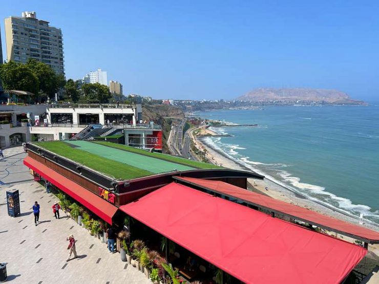Vista do Shopping Larcomar em frente ao mar, uma das dicas de o que fazer em Lima