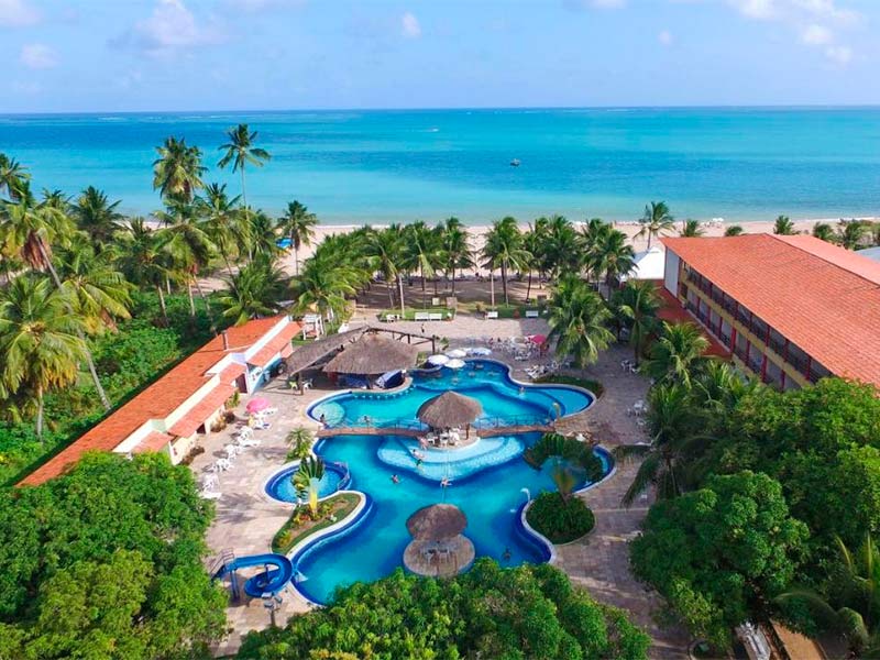 Hotel Praia Dourada, em Maragogi, visto de cima com grande piscina e mar à frente