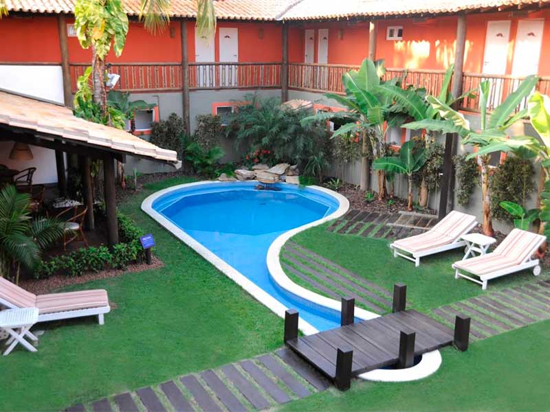 Área externa com piscina e jardim da Tatuapara, dica de onde ficar na Praia do Forte