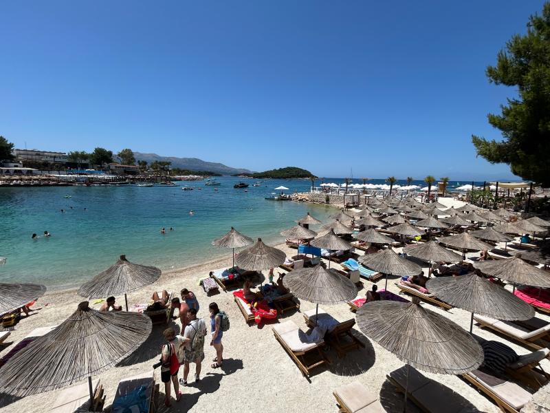 Praia em Ksamil com espreguiçadeiras e guarda-sóis na areia