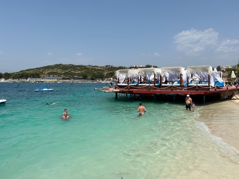 Mar esverdeado no Abiori, em Ksamil, na Albânia