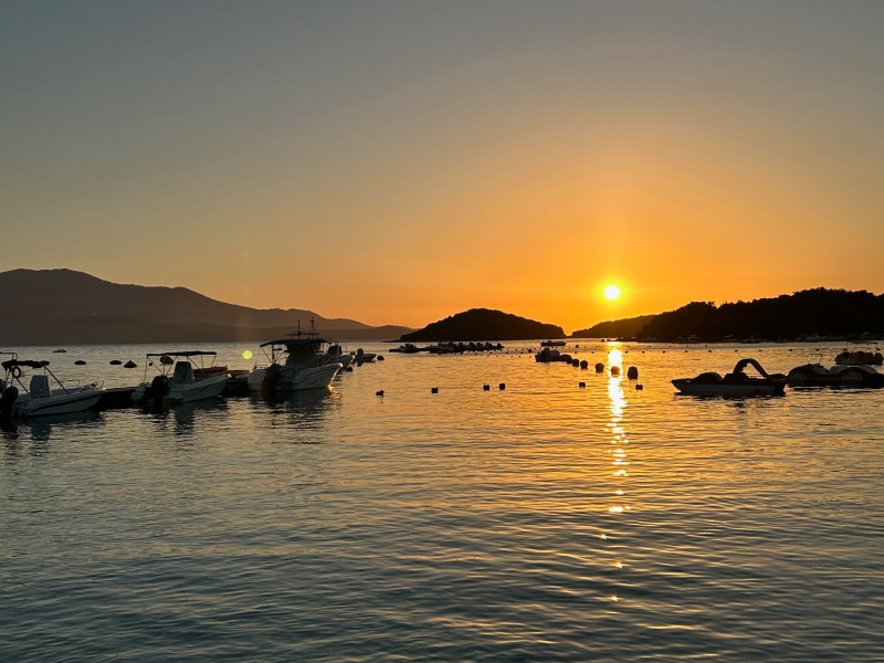 Pôr do sol no mar na Bora Bora Beach, em Ksamil, Albânia