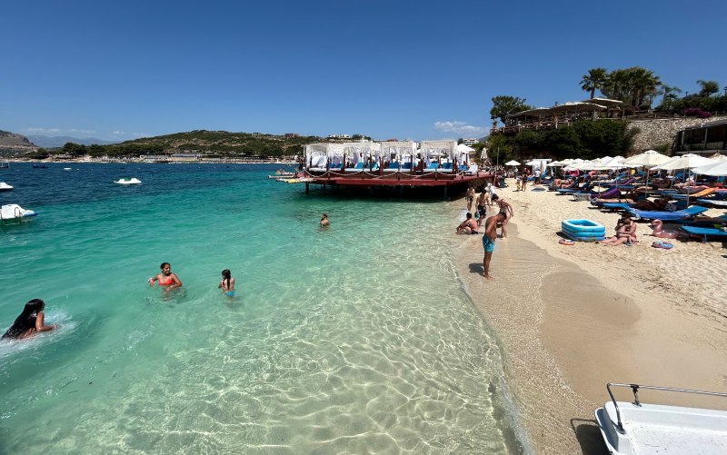 Pessoas nadam na praia do Abiori em Ksamil, na Albânia