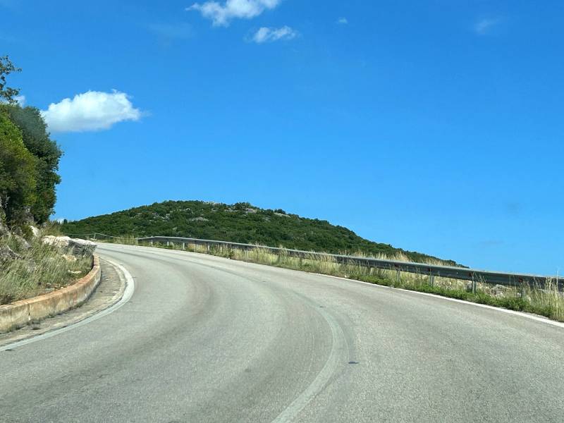 As curvas no litoral são um desafio para dirigir na Albânia