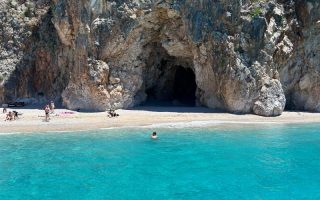 Pegeon Cave, uma das dicas da Albânia, com mar esverdeado e caverna