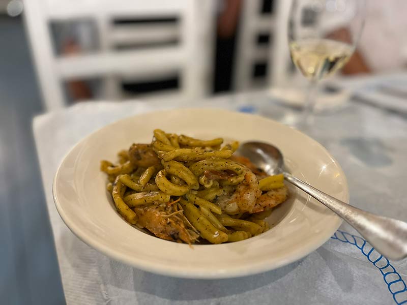 Ftelea Pasta, casarecce com caarão e trufas, em Ksamil