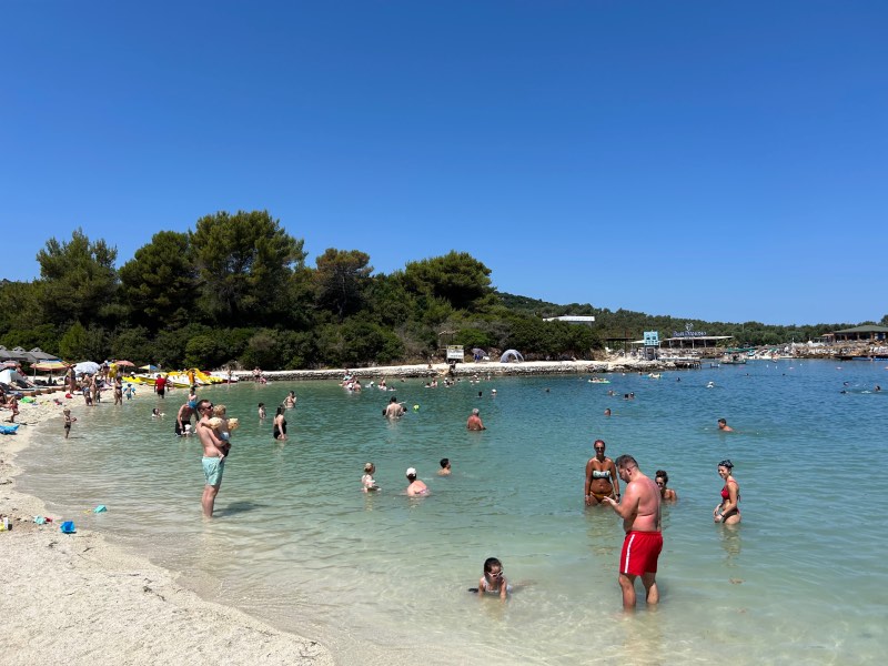 Pessoas na Paradise Beach, uma das praias de Ksamil, na Albânia