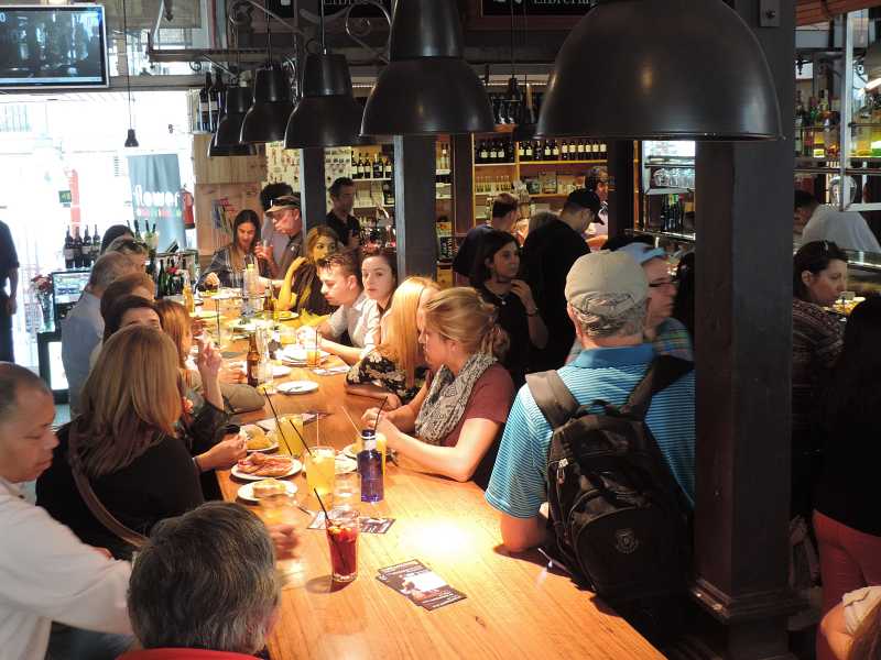 Turistas dividem mesas no Mercado de San Miguel