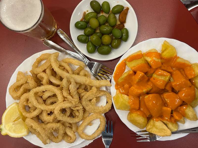 La Campana é um dos melhores lugares pra comer tapas em Madrid. Na imagem porção de calamares, papas bravas e azeitonas