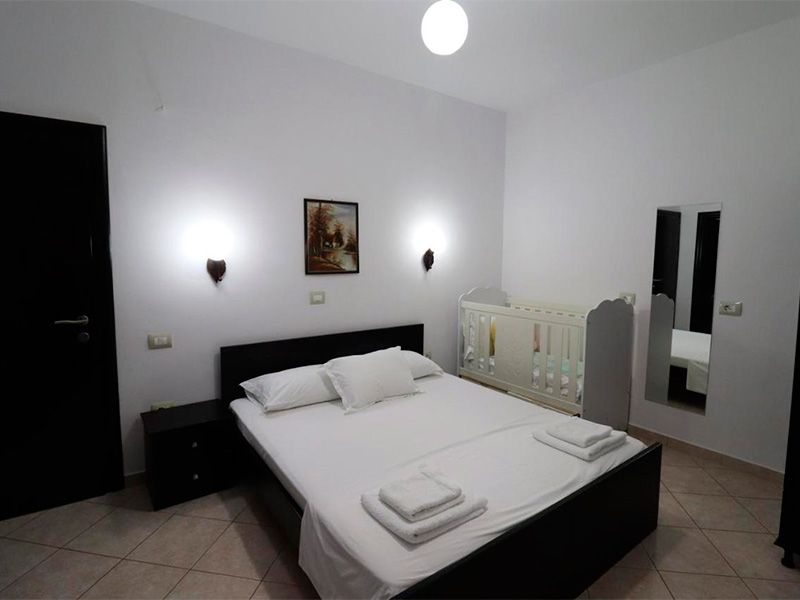 Quarto do Mariksel com cama de casal e berço