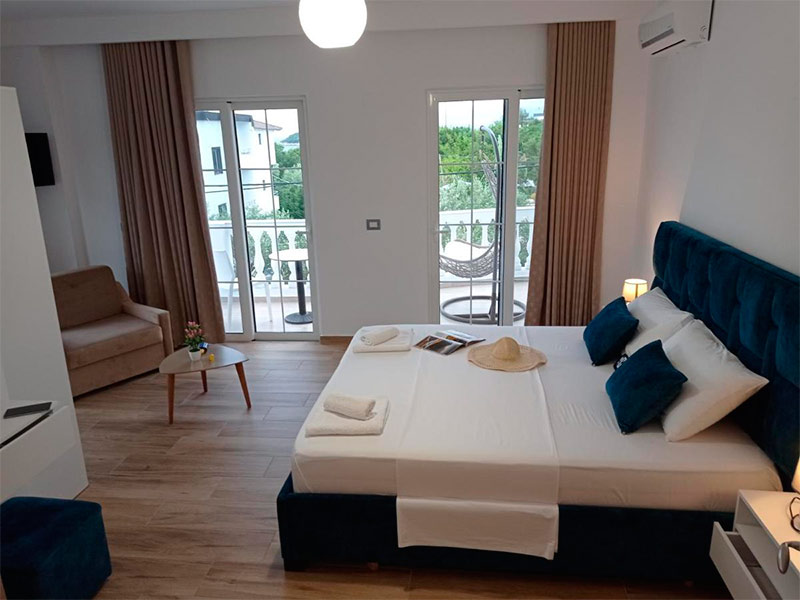 Quarto do Vasiliu Boutique Hotel, dica de onde ficar em Ksamil, com cama de casal e sofá