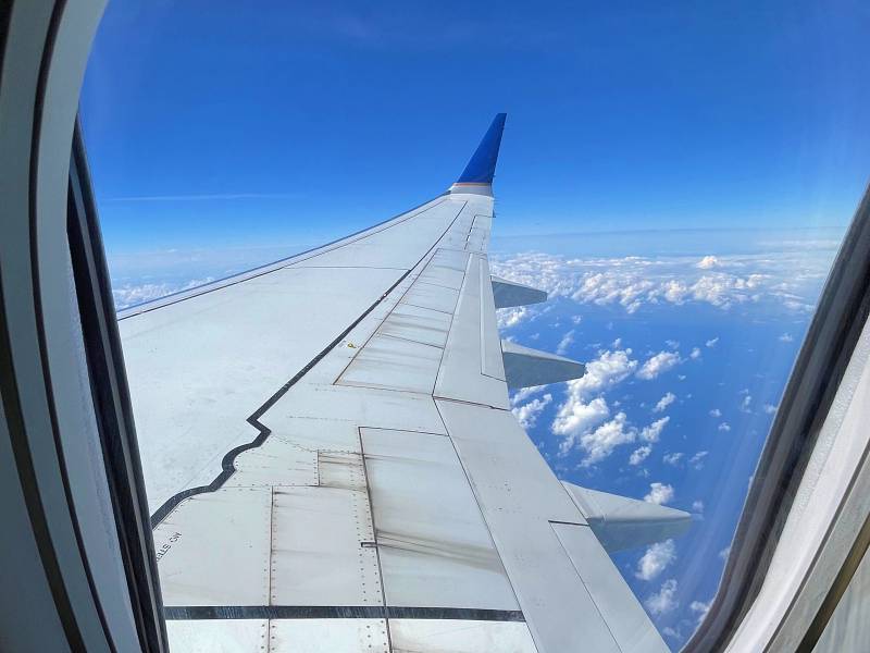 Vista de asa de avião da Copa Airlines sobrevoando Mar do Caribe