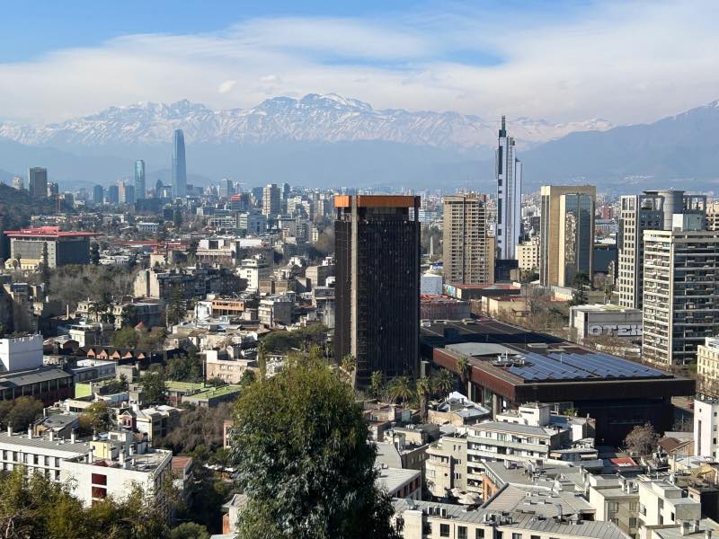 Vista de Santiago com a Cordilheira dos Andes ao fundo