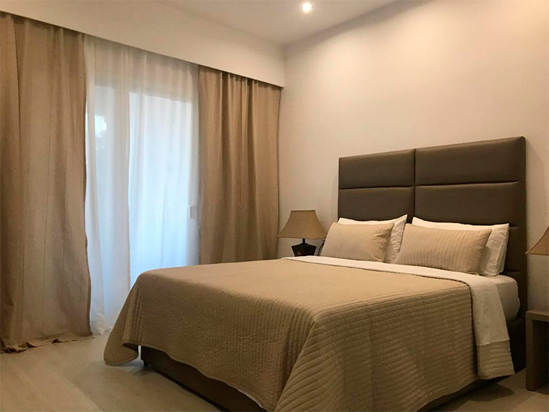 Quarto do Golden View Residence, dica de onde ficar na Albânia, com cama de casal e abajur ao lado