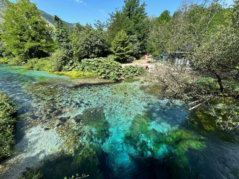 Águas cristalinas e árvores do Blue Eye em Saranda, na primavera, melhor época pra ir pra Albânia