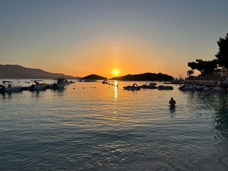 Pôr do sol no mar de Ksamil no verão, melhor época pra ir pra Albânia