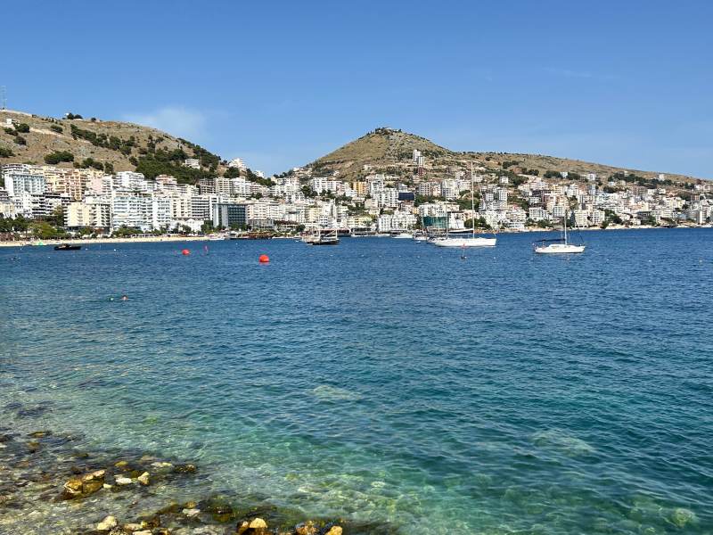 Vista do mar e dos prédios de Saranda na primavera, dica de quando ir pra Albânia