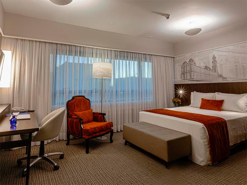 Quarto do Blue Tree Premium Paulista com cama de casal, poltrona e mesa de trabalho (Foto: Booking)