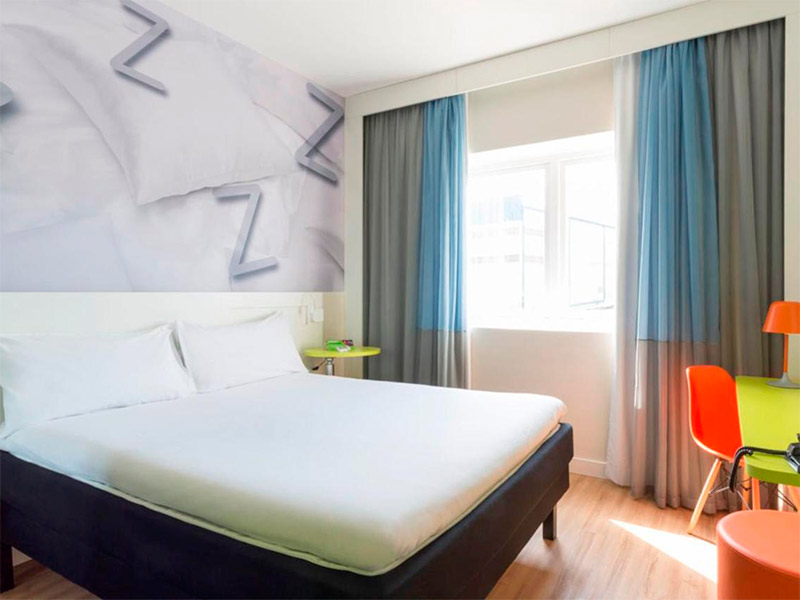 Quarto do Ibis Styles Barra Funda com cama de casal e mesa de trabalho