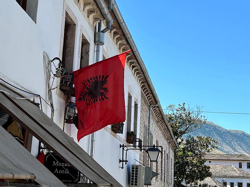 Bandeira da Albânia no centro histórico de Gjirokaster