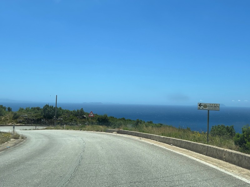 Estrada na Albânia cheia de curvas e com vista para o mar