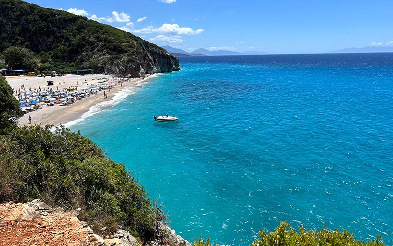 Gjipe Beach, dica de o que fazer na Albânia, vista de cima com mar azulado e barquinho