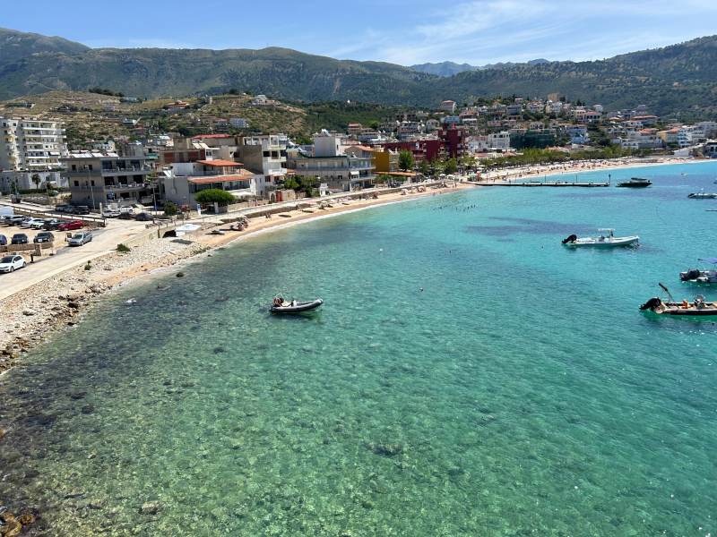 Mar com água esverdeada e cristalina visto de cima de Himara, dica de o que fazer na Albânia