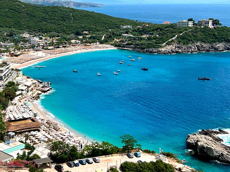 Vista de cima da Jale Beach, dica de o que fazer na Albânia, com mar azul e montanhas