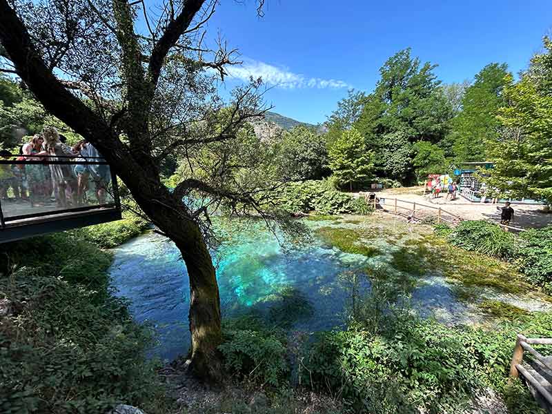 Águas cristalinas do Blue Eye, em Saranda, dica de o que fazer na Albânia