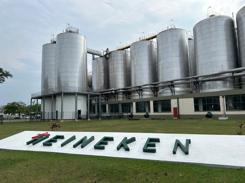 Parte externa mostra tanques da fábrica da Heineken durante o Inside the Star