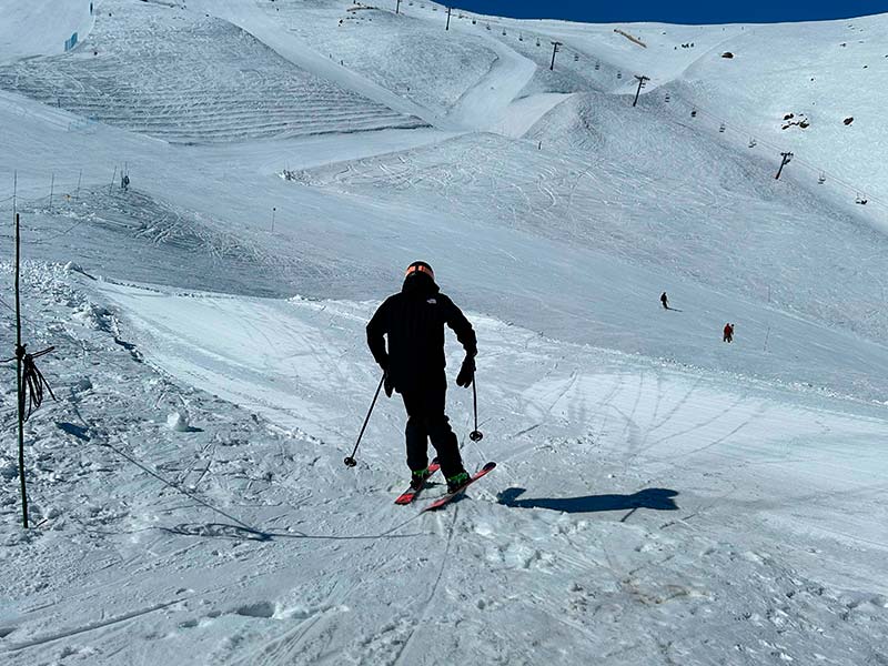 Homem esquiando nas pistas do centro de ski de El Colorado, no Chile