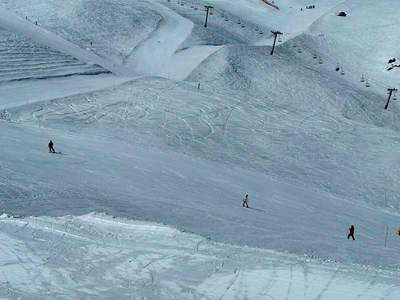 Pessoas esquiando nas pistas do centro de ski de El Colorado, no Chile