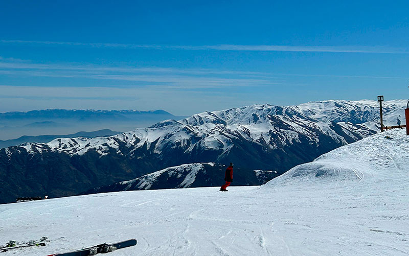 Pessoa esquia com vista para as montanhas em El Colorado, no Chile