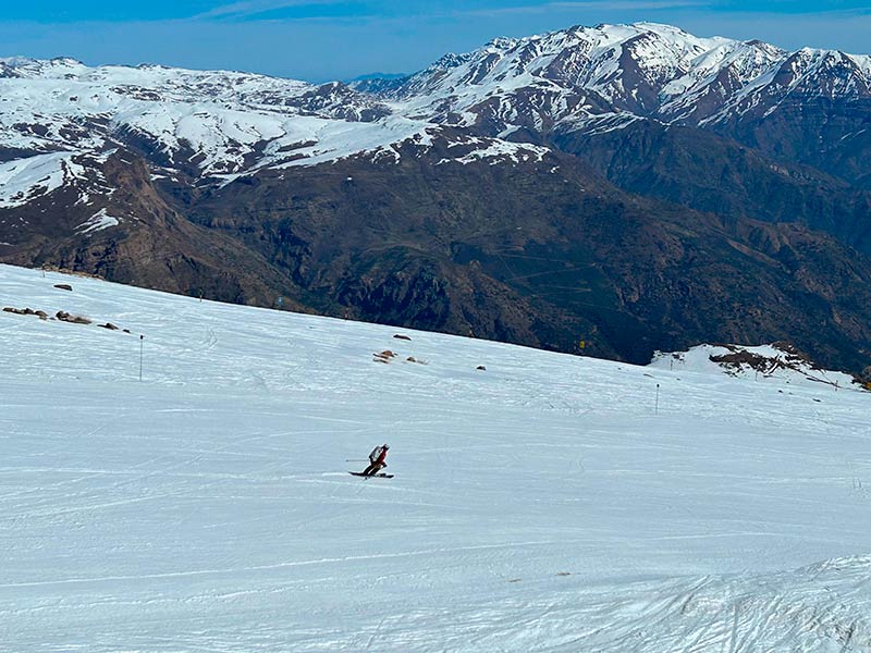 Vista das montanhas com pessoas esquiando perto de Santiago, no Chile