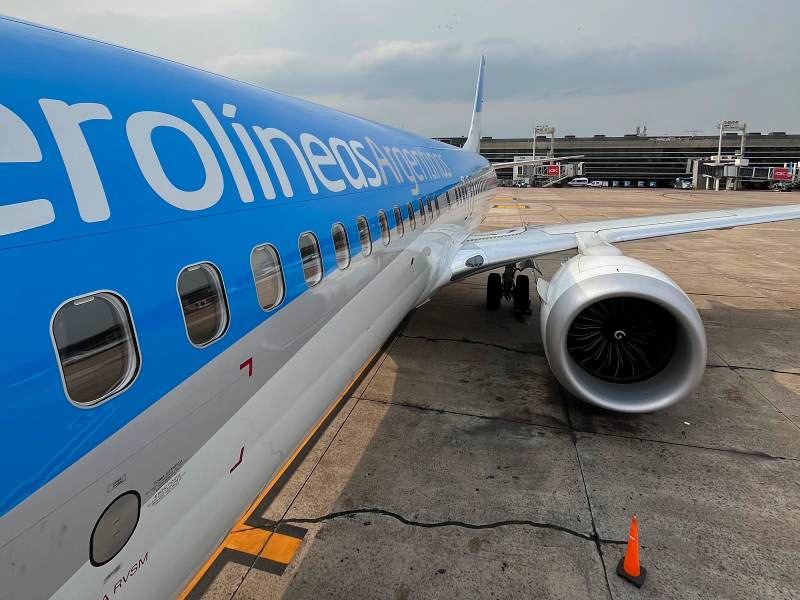 Vista de avião da Aerolineas Argentinas em Buenos Aires: qual a diferença entre escala e conexão?