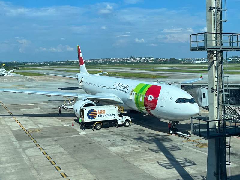 Avião da TAP na ponta de embarque do aeroporto de Guarulhos, em São Paulo