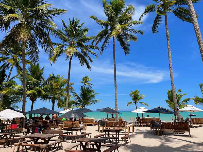 Mesas em frente ao mar no Corais Beach Club